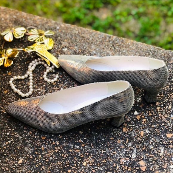 STUART WEITZMAN | 8.5 B | Gold Silver Cream Snake Low Pumps Kitten Heels Almond - Picture 11 of 16